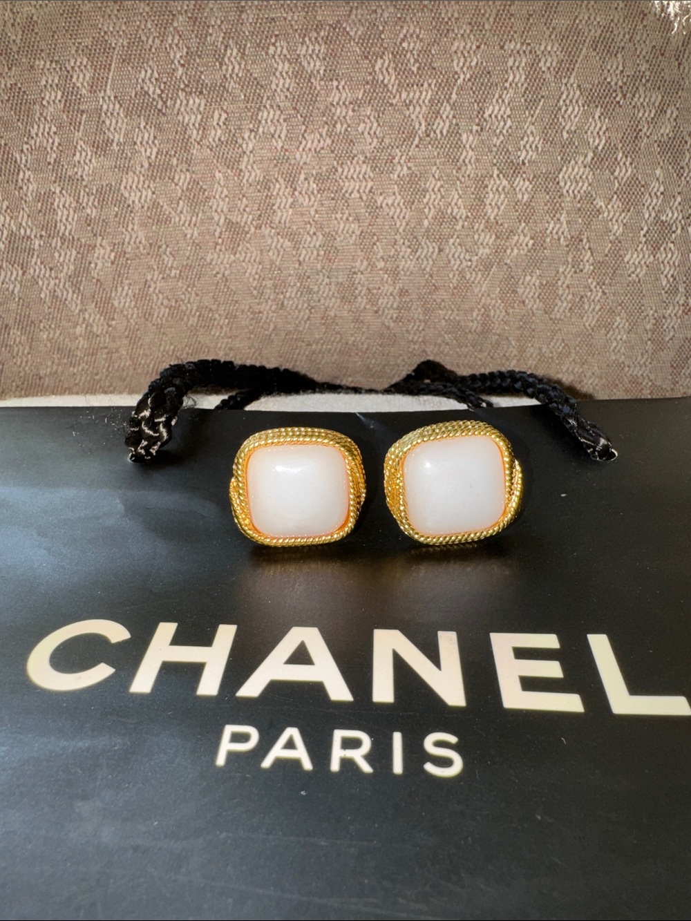 Authentic vintage 1993 Chanel Earrings w/Gripoix poured glass & gold border - Picture 9 of 16